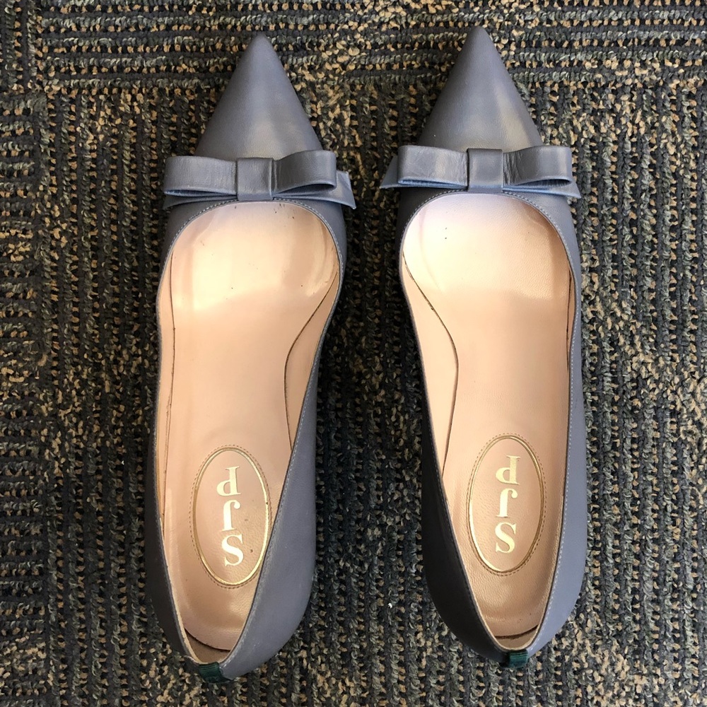 SJP - Gray pumps with bow detail